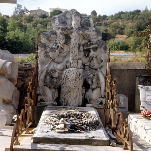 ensemble de 2 statues tombales (Anges en prière) et de hauts-reliefs