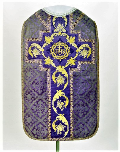 ensemble de vêtements liturgiques : chasuble, étole, manipule, bourse de corporal, voile de calice (ornement violet)