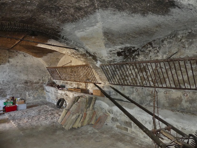 Etage de soubassement, remise-étable. Mur est, mangeoire.