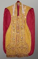 Ornement doré : chasuble, étole pastorale, manipule, bourse de corporal, voile de calice