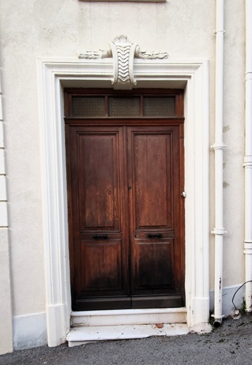 Maison (1833 B 107-108, 2025 B 63). Encadrement avec motif façonné au ciment sur le linteau. 