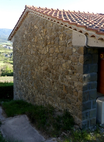 Pignon est d'un des bâtiments.