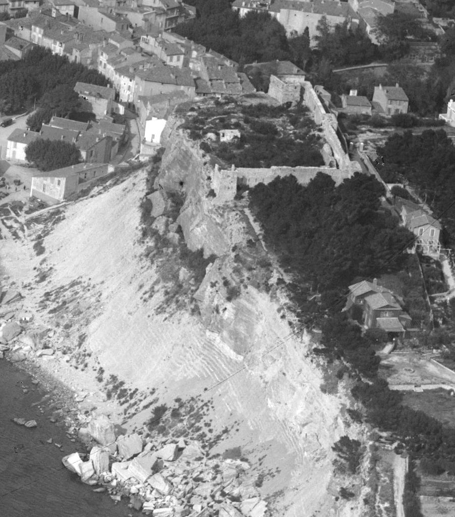 [Vue aérienne oblique de la baie de Cassis prise du sud], 1931. Détail : le château.