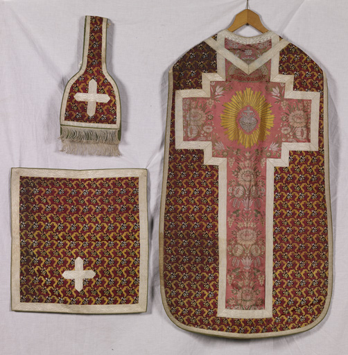 ensemble de vêtements liturgiques : chasuble, voile de calice, manipule (ornement violet)