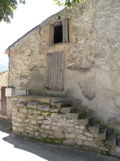 Façade nord d'une maison : escalier extérieur et baie fenière (Vergons).