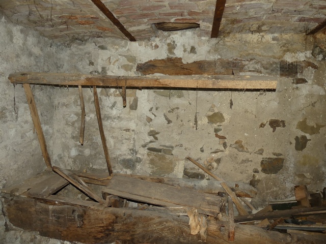 Rez-de-chaussée, étable. Mur est, mangeoire sur banquette et trappe d'abat-foin aménagée dans un voûtain.