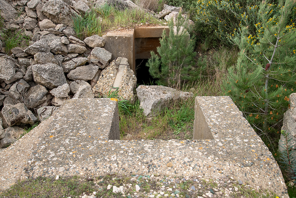 cuve n° 2 pour canon Krupp de 17 cm,  entrée des 2 couloirs-escalier d'abris enterré de part et d'autre du passage d'entrée