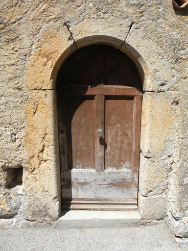 Porte de logis avec encadrement en pierre de taille en arc plein-cintre. (B2 526)