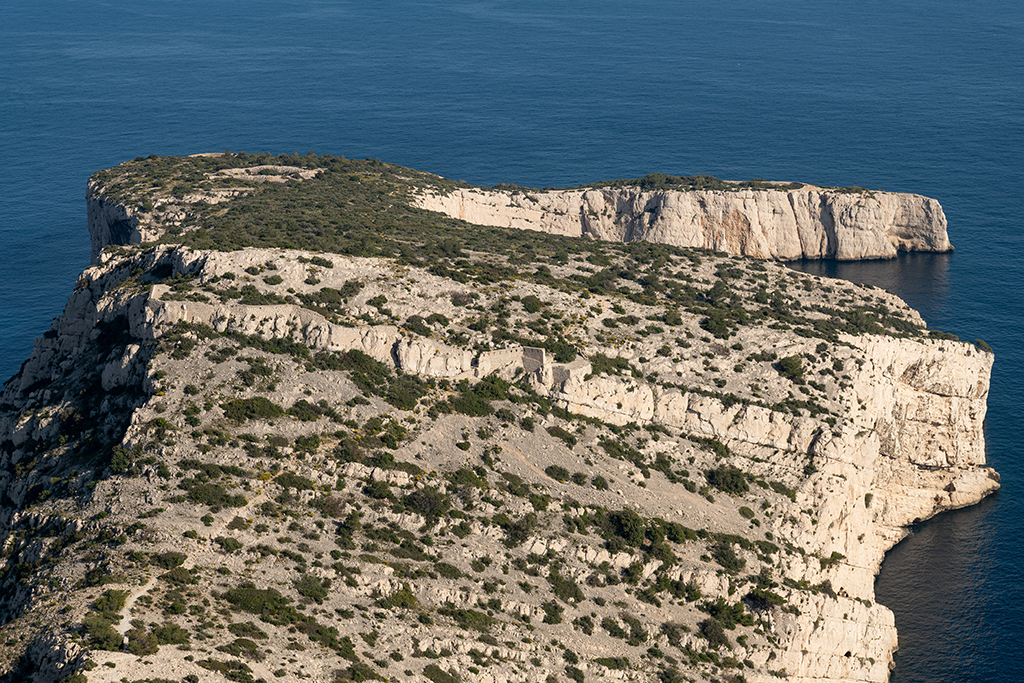 Vue générale de la partie basse fortifiée du cap, prise des hauteurs nord-ouest : retranchement du Pas du Renard et site des batteries