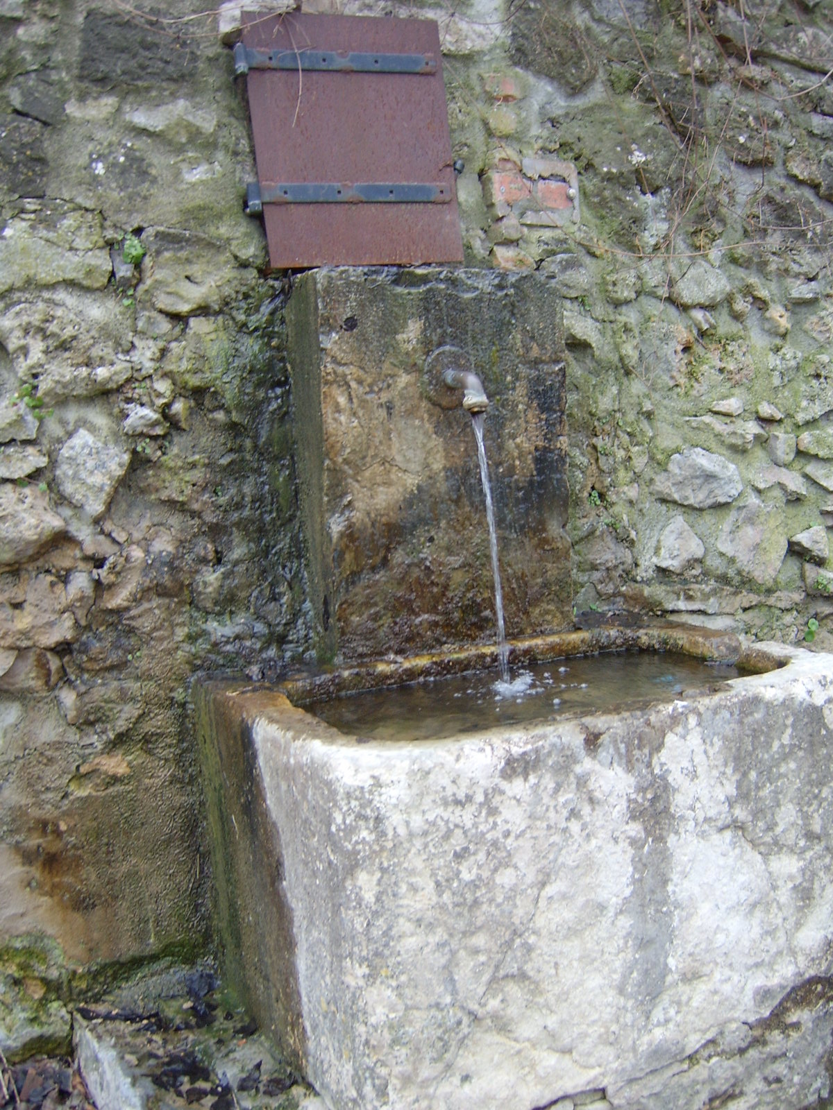 Fontaine-lavoir, dite fontaine des Estres