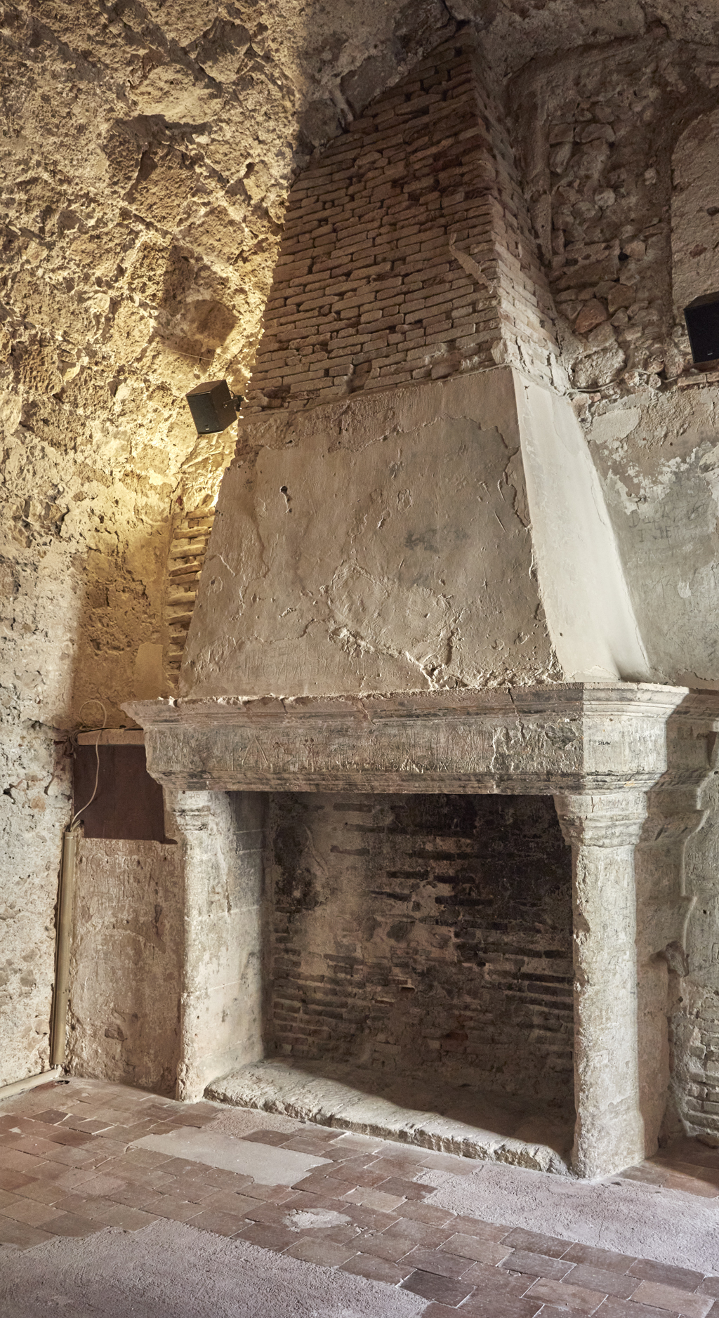 Donjon, casemate d'étage du corps central, côté est, cheminée