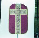 ensemble de vêtements liturgiques : chasuble, étole, manipule, voile de calice (ornement rouge)