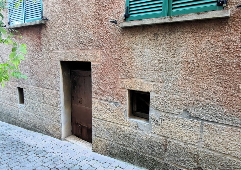 Maison (2025 B 287, 2025 B 302). Enduit avec de décor gravé de faux appareil.