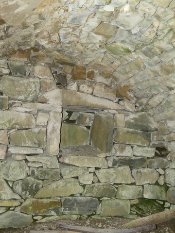 Etage de soubassement, cellier. Niche aménagée dans le mur nord et trappe vinaire dans la voûte.