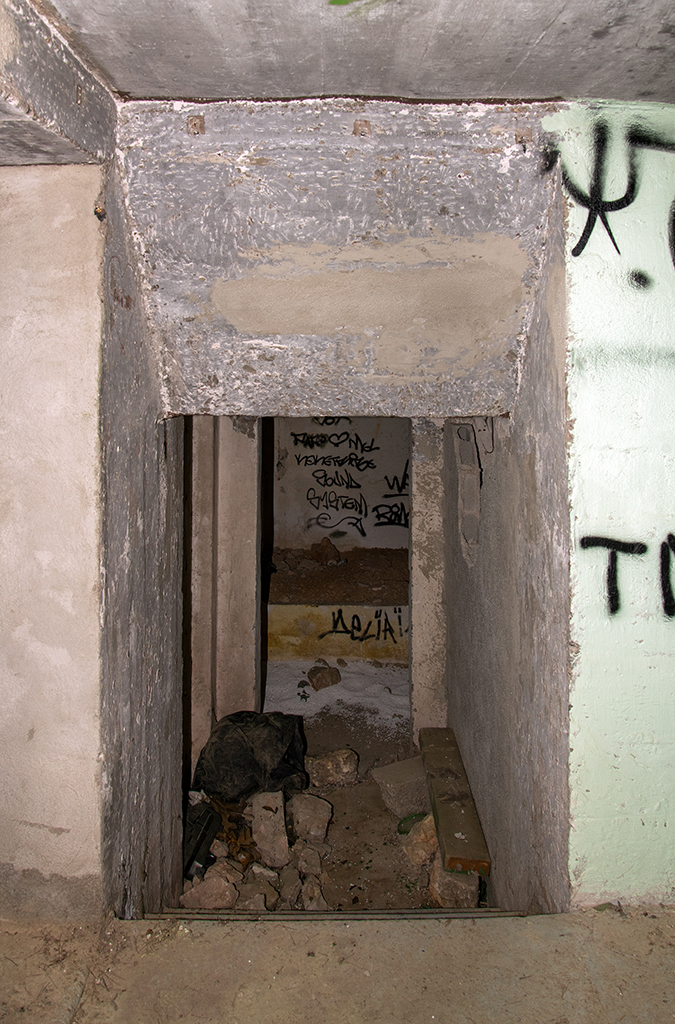 Poste de direction de tir, intérieur, couloir central entre poste de veille du niveau 1 et salle arrière