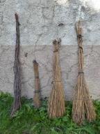 ensemble de 4 balais appelés escoube ou escoubette