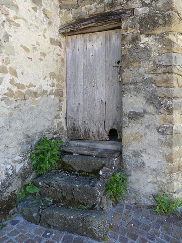 Pignon nord, premier niveau. Marches menant à la porte fenière.