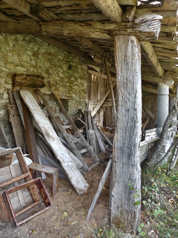 Dépendance agricole orientale, remise ouverte est. Poteau en bois et pilier en béton.