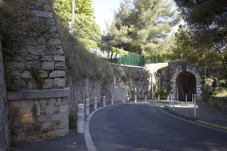 Issue extérieure de l'avant-porte Sainte-Anne avec rampe courbe montant sur le chemin couvert.