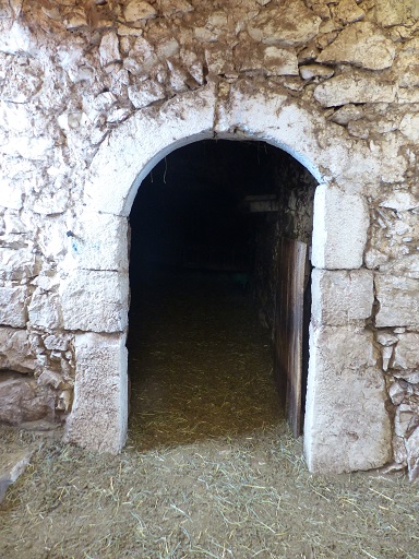 Ferme n° 2 au quartier de Nougueiret (1841 E4 353-357). Encadrement en pierres de taille calcaires couvert d'un arc en plein cintre.