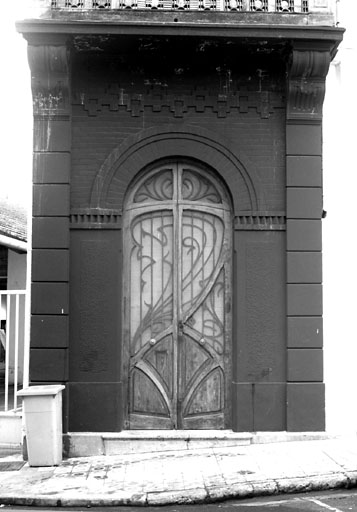Section A6. Ilot 16. Parcelle 1863. 2, rue Léon Gautier. Porte d'entrée Art Nouveau.