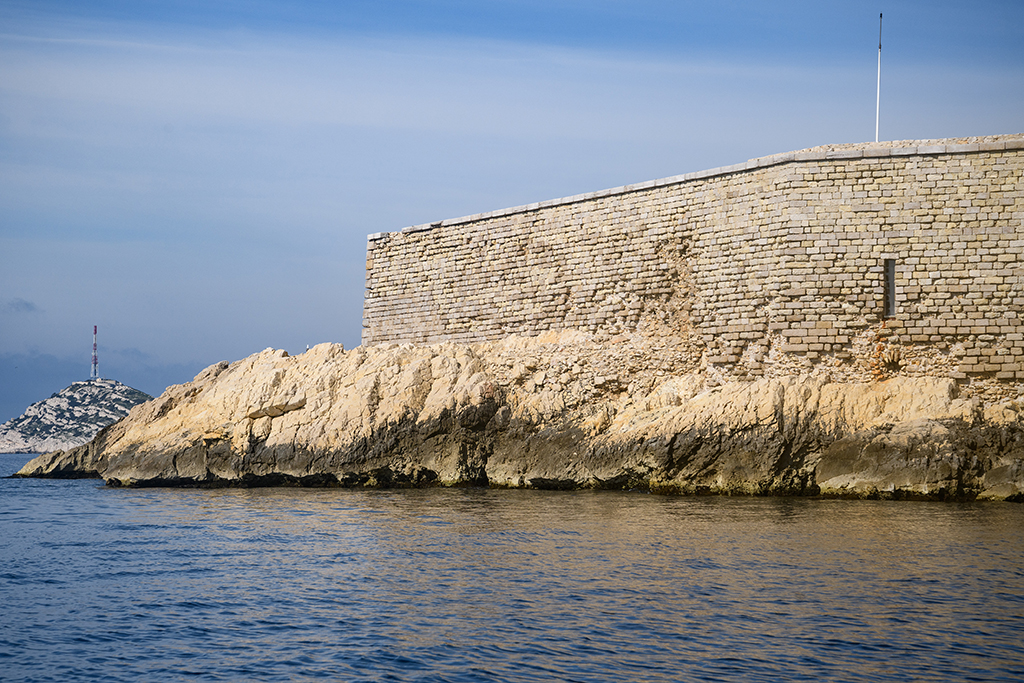 Elevation extérieure du mur d'enceinte, pan sud-sud-est, à la base vestige de maçonnerie ruinée de 1695