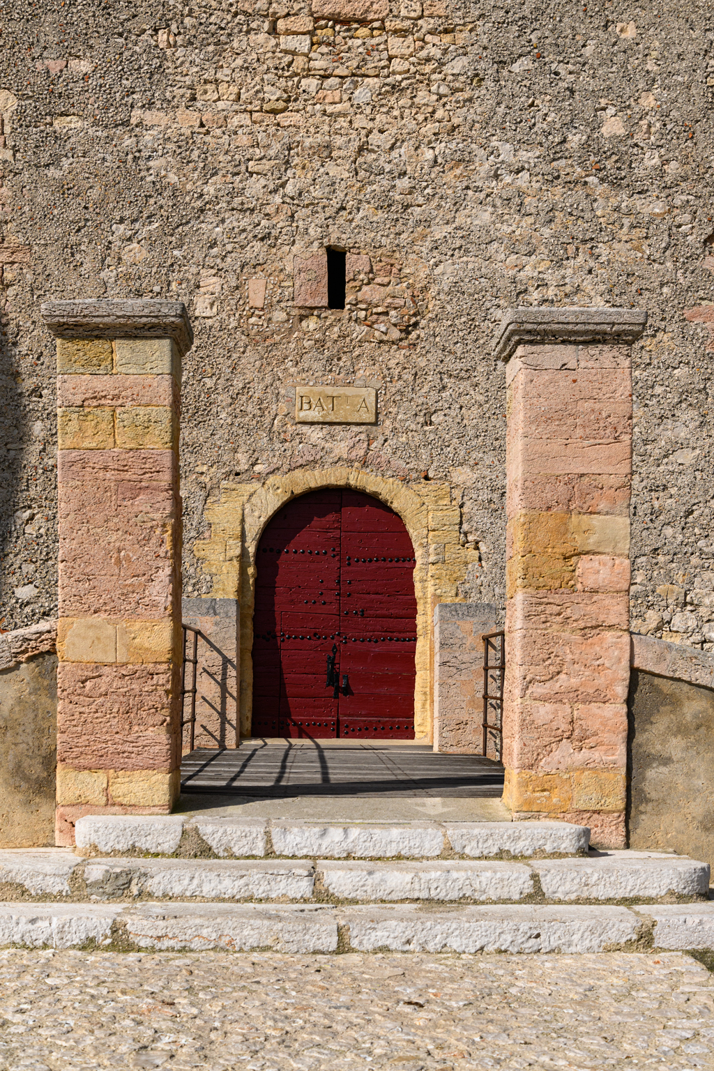 Donjon, entrée du pont d'accès et porte