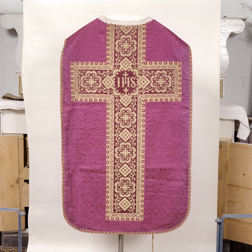 ensemble de vêtements liturgiques : chasuble, manipule, bourse de corporal (ornement rouge)