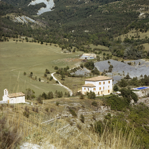 Vue éloignée du château et de la chapelle depuis le sud-ouest.