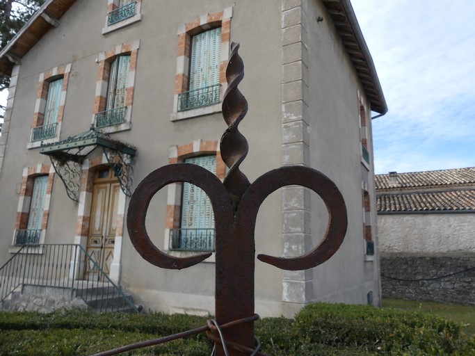 Extrémité d'un des piquets de la clôture du jardin.