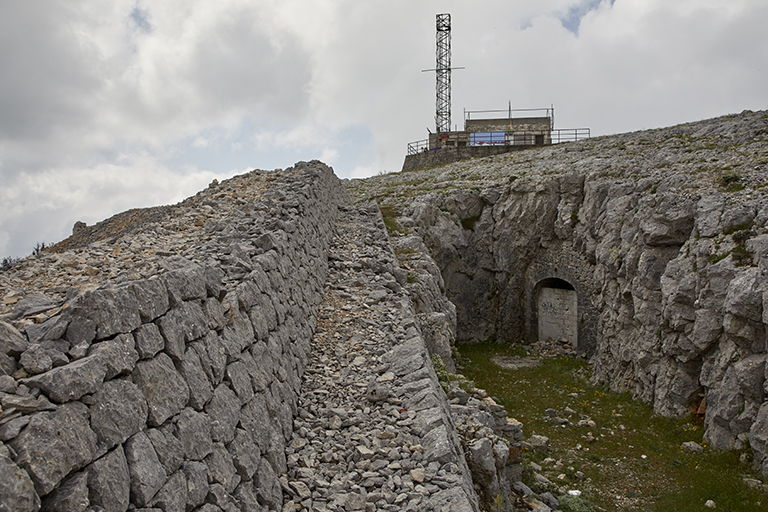 issue du souterrain-caverne et rempart en pierre sèche du front est