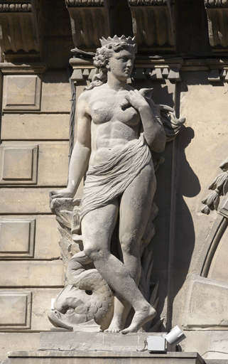 Immeuble 63, rue de la République. Statue d'Amphitrite à gauche de la porte d'entrée. Datée 1867.