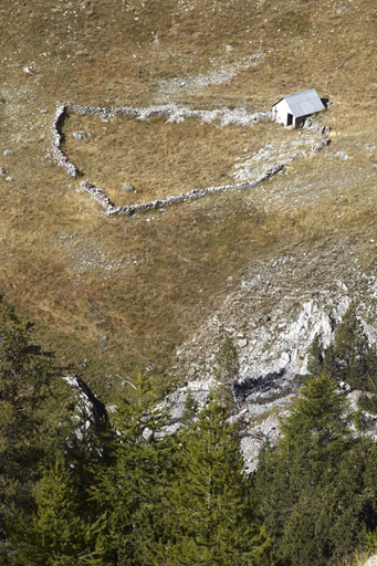 Vue de l'ensemble pastoral (détail de la cabane avec l'enclos) depuis l'est avec le ravin du Vallonet au premier plan.