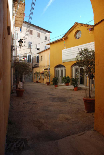 couvent d'oratoriens, puis tannerie, puis usine de chapellerie, puis parfumerie Méro, puis confiserie Keunig et parfumerie Audibert, puis Isnard Maubert, puis cinéma, actuellement immeuble à logements et entrepôt public