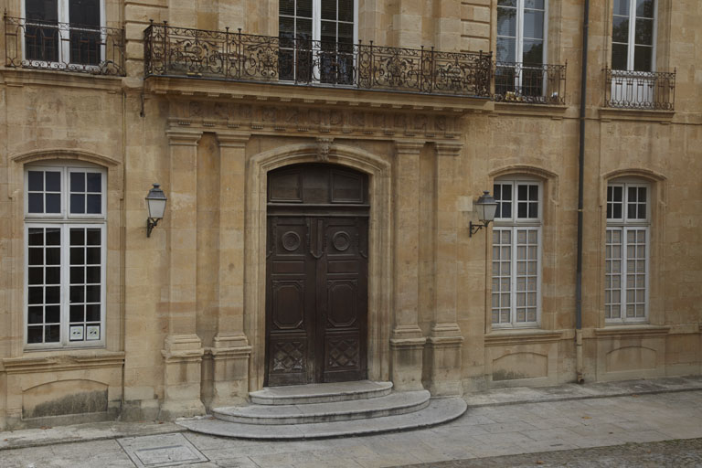 Hôtel de Réauville, puis de La Tour-d'Aigues, puis de Caumont, actuellement conservatoire de musique