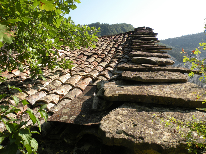 Saillie de rive en lauze et toit en tuile creuse, ferme au quartier des Gastres.