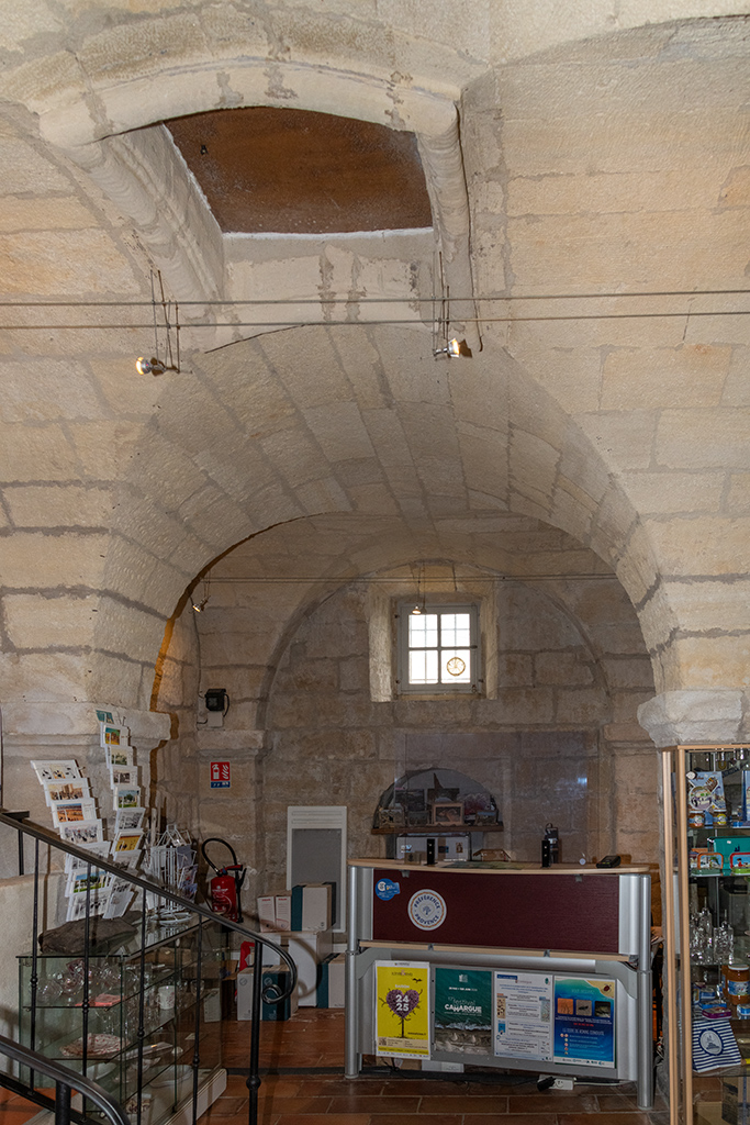 Tour Saint-Louis, intérieur, niveau 1,  travée centrale avec ouverture zénithale dans la voûte d'arêtes