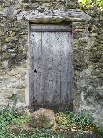 Pignon nord, premier niveau. Porte du logis.