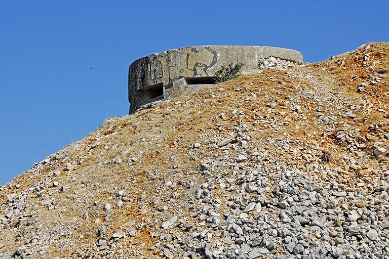 petit blockhaus ou casemate individuelle sur le glacis à pierres coulantes de l'esplanade d'entrée