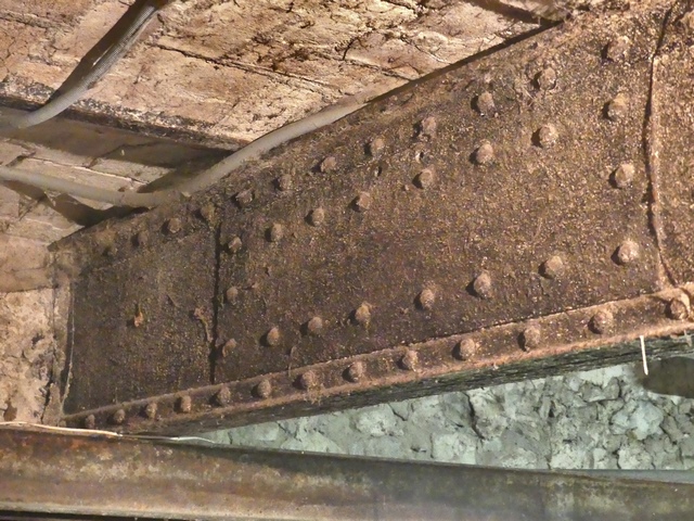 Bâtiment du logis, partie ouest. Etage de soubassement, étable. Couvrement en voûtains sur grande poutrelle métallique.