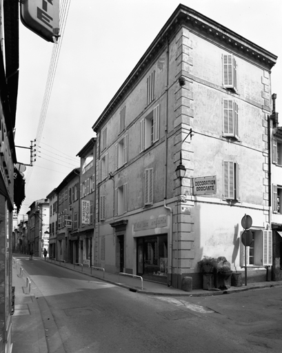 Rue Célestin-Gayol. Alignement est. Vue de volume prise du sud-ouest.