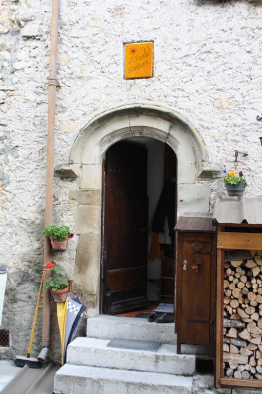 presbytère, puis école, actuellement maison dite L'Ecole d'Antan