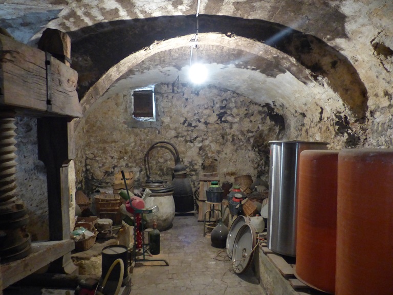 Bâtiment du logis. Premier étage de soubassement, cellier ouest. Vue de volume prise de l'est. 