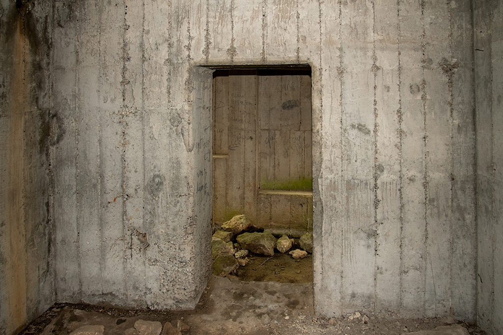 abri-soute enterré indépendant d'une cuve, intérieur, porte vers le vestibule