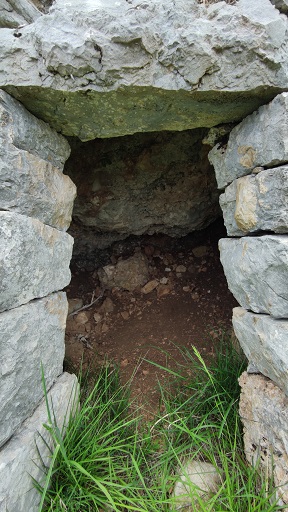 Mur de soutènement de la quatrième terrasse agricole, abri. Détail de la porte d'entrée.