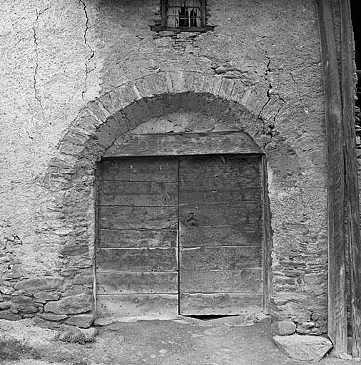 La porte de la court. Noter la forme de l'arc daté de 1718.