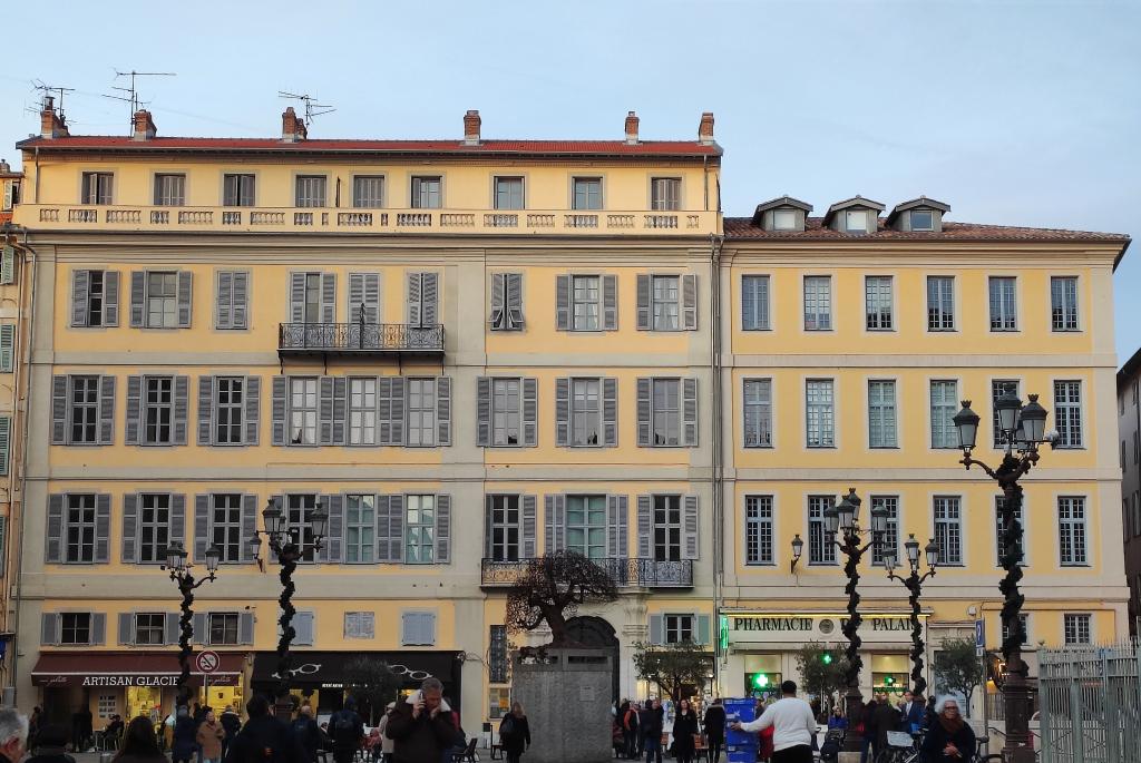 immeuble dit Palais Spitalieri de Cessole, puis aussi Hôtel d'York puis de l'Univers, actuellement immeuble et Hôtel Palais Saleya