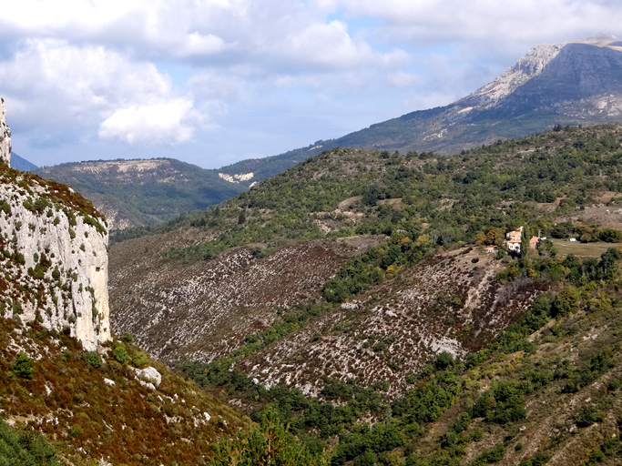 Site castral du Chastellas. Vue de situation prise du sud.