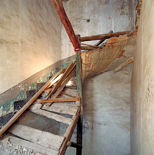 Bâtiment 37. Ruines de l'escalier intérieur de la caserne 37.