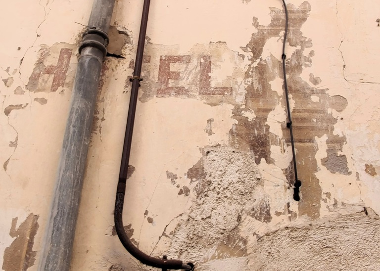 Elévation nord, premier niveau. Restes du décor peint avec l'inscription HOTEL. 